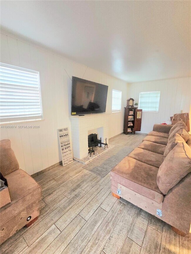 Foto del edificio - 1990 NE 183rd St