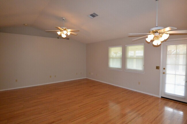 Foto del edificio - 3 bedroom 2 bathroom in the El Diamante sc...