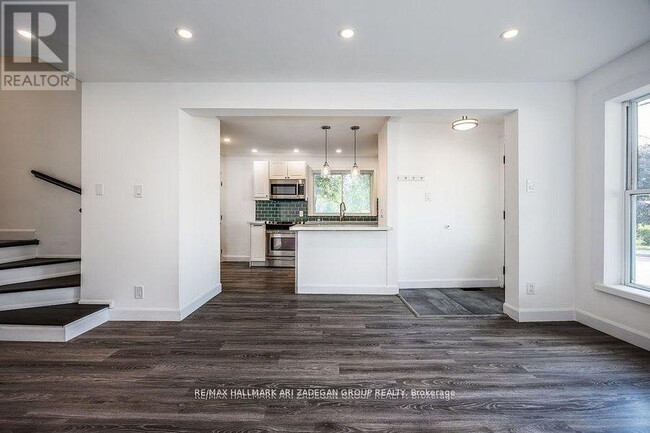 Building Photo - 47 Newbury Dr