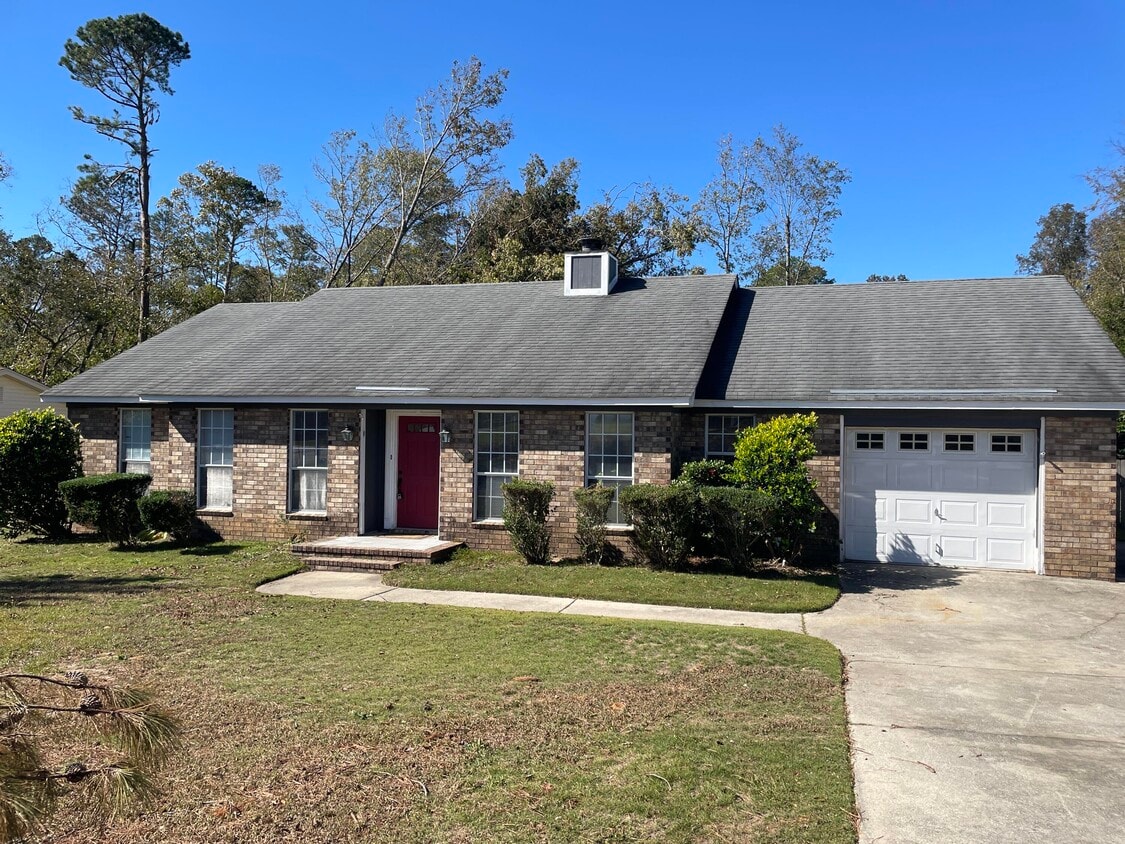 Primary Photo - 686 Clinton Way W