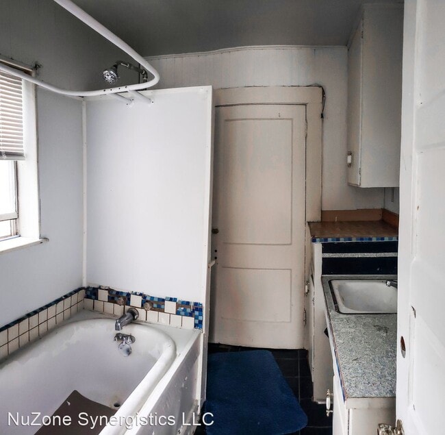Building Photo - 701 Park Dr