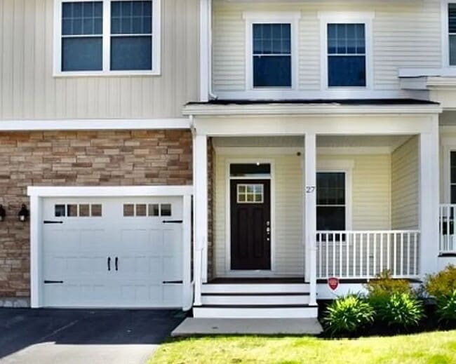 Building Photo - 3 bed 2.5 bath home available 9/1.