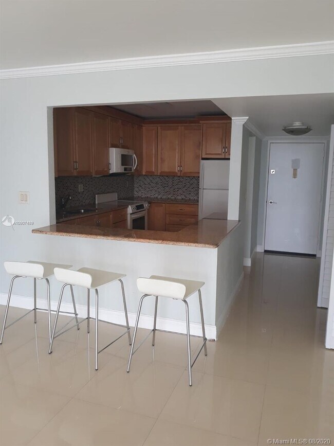 Building Photo - 3701 N Country Club Dr