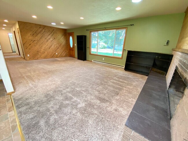 Building Photo - Radio Hill Home with Beautiful Lawn for Rent!