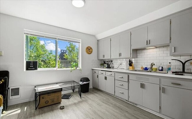 Building Photo - Nice 1 Bed, 1 Bath Upper Unit in Tacoma's Lincoln District