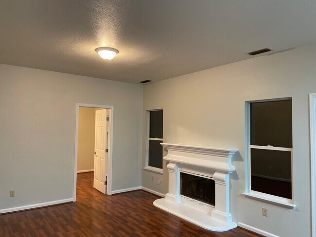 Family Room - View 1 - 5407 Havenhurst Cir