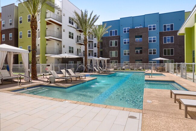 Toma el sol, nada y socializa. La piscina del resort Garrett Uptown ofrece aguas cristalinas, cabañas con sombra y muchas tumbonas, lo que facilita desconectar en casa en Chandler, Arizona. - Garrett Uptown Apartments