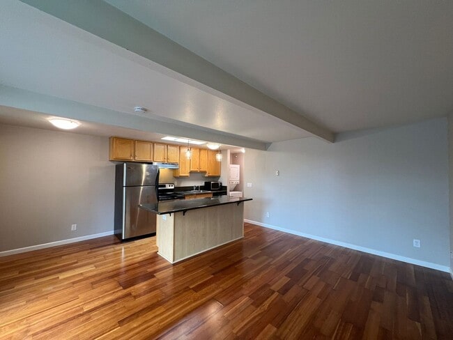Building Photo - RICHMOND ONE BEDROOM AVAILABLE FOR IMMEDIATE MOVE-IN - SEE LISTING FOR SPECIALS!