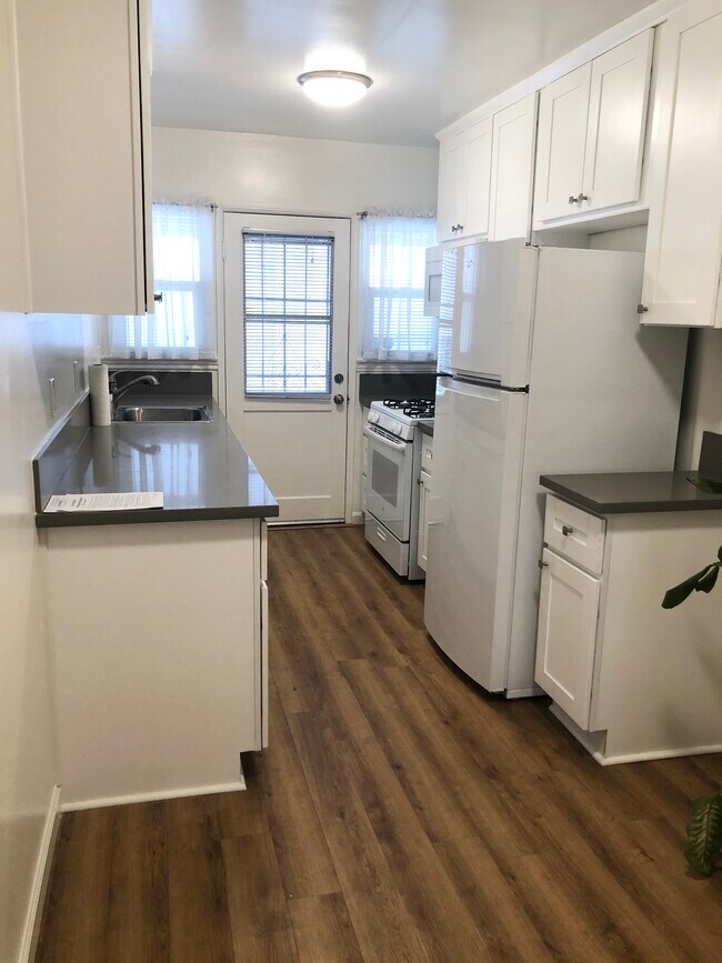 Kitchen - 1837 N Normandie Ave