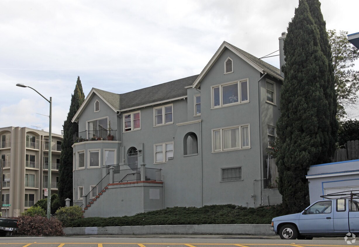 Building Photo - 2064 Lakeshore Ave
