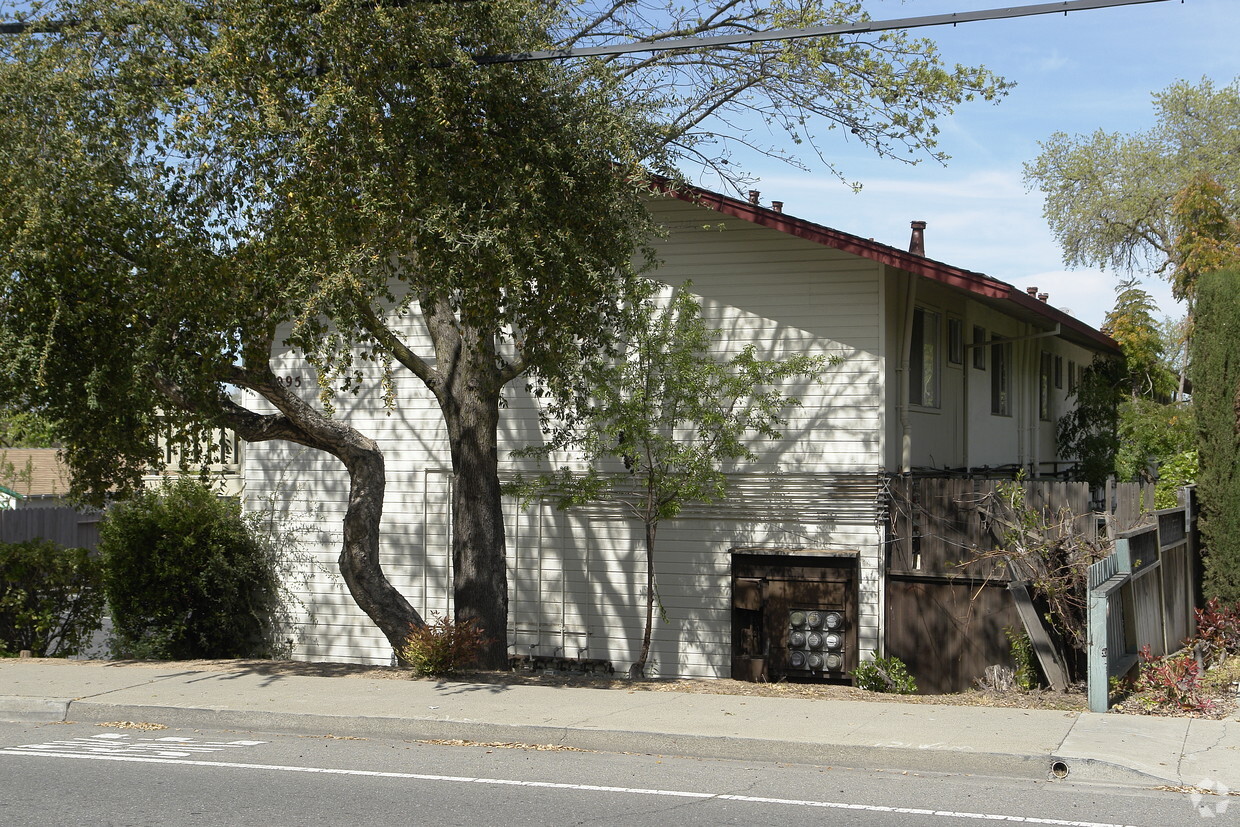 Building Photo - 4095 Vineyard Ave