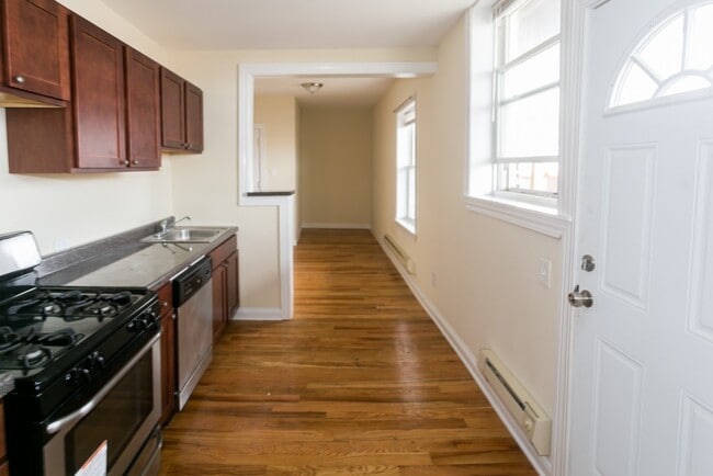 Building Photo - 4430 N Wolcott Ave