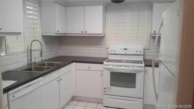 Foto del edificio - 4985 Ponce de Leon Blvd