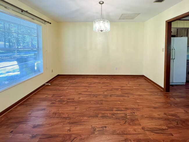 Building Photo - 3BR/2BA House with Two Car Garage & Large ...