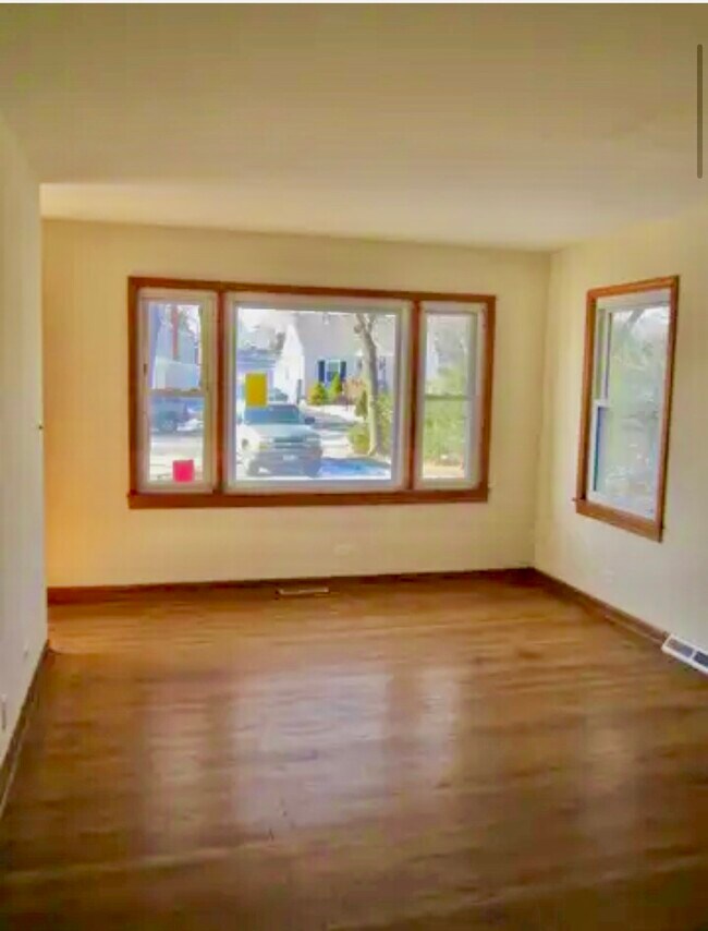 Building Photo - 1117 N Yale Ave