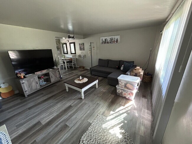 Foto del edificio - "Charming 2-Bed Oasis with 900 Sq Ft of Comfort in Washington Terrace!"