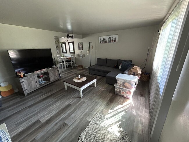 Building Photo - "Charming 2-Bed Oasis with 900 Sq Ft of Comfort in Washington Terrace!"