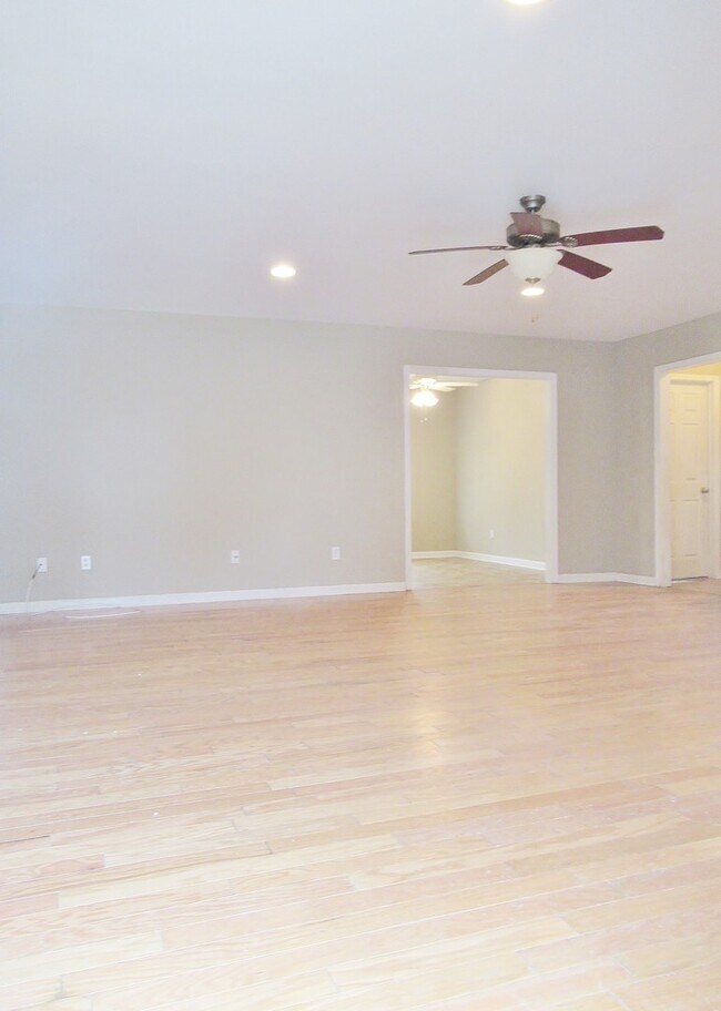 Foto del edificio - Home in McCalla!!  Available to View with ...