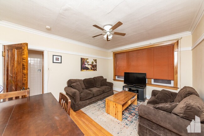 Building Photo - 3614 N Greenview Ave