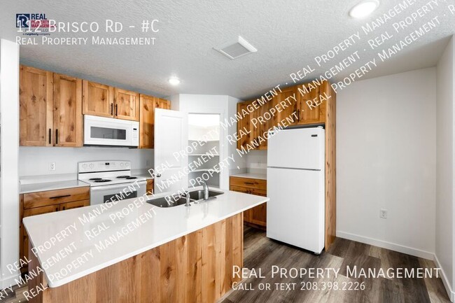 Building Photo - MOVE IN SPECIAL - 3 Bedroom 1 Bath Apartment