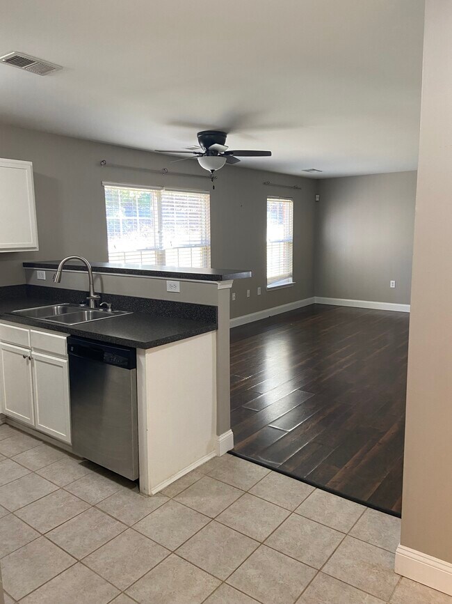 Foto del edificio - 1920 Crest Hollow Dr