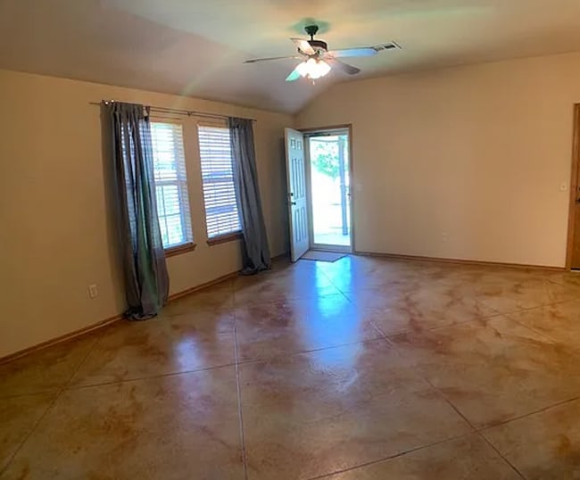 Building Photo - Cute 2 bed 2 bath duplex