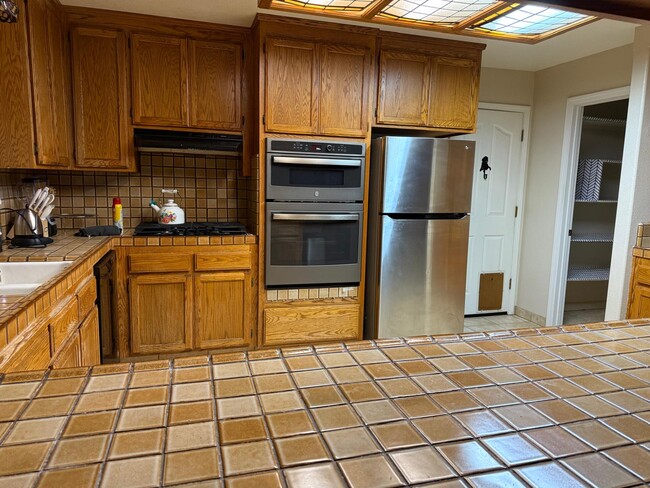 Large kitchen with walk in pantry - 2916 Buckingham Dr