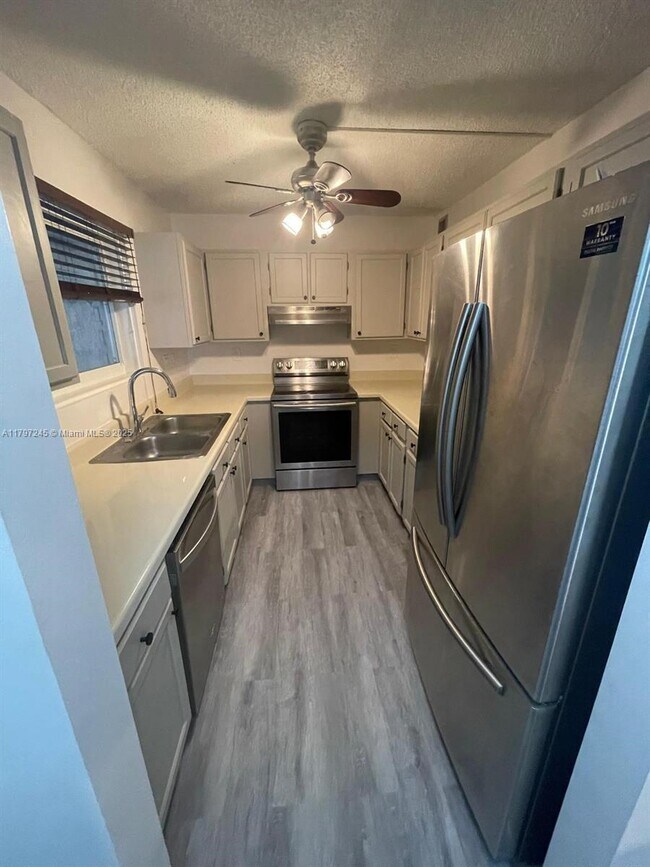 Foto del edificio - 454 N Laurel Dr