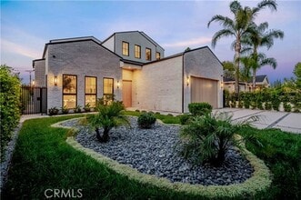 Building Photo - 16711 Moorpark St