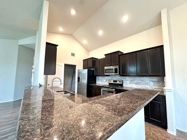 Building Photo - 3 Bed 2 Bath with an Office Space