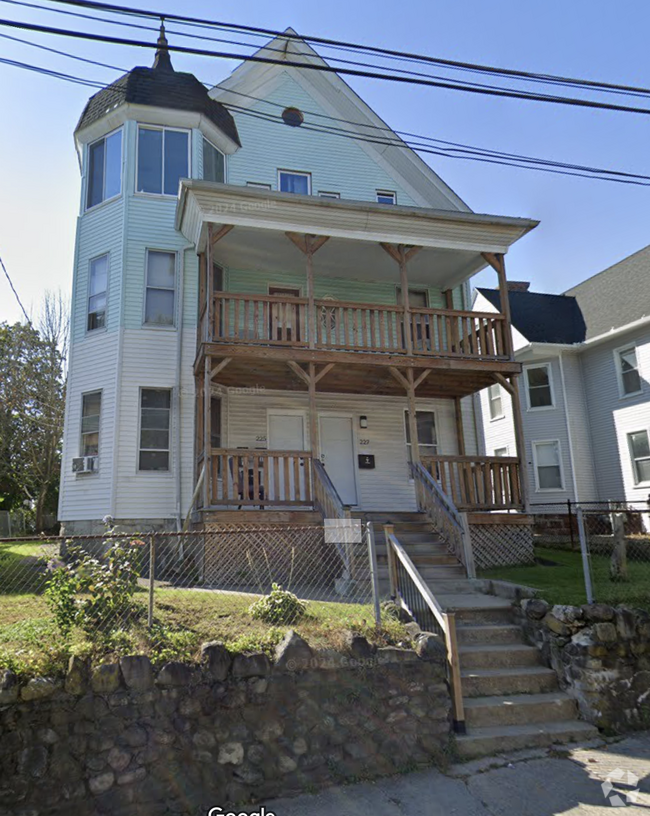 Building Photo - 225 Willow St
