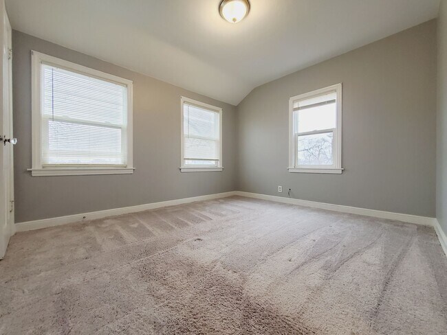 Building Photo - 2 Bed 1 Bath with Basement AND Garage AND AC