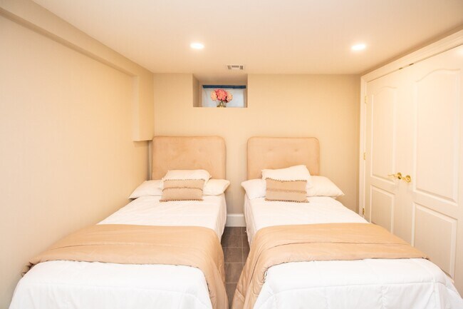 Building Photo - 167 Salisbury Rd