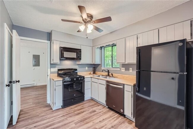 Building Photo - 3020 Woodland Dr NW