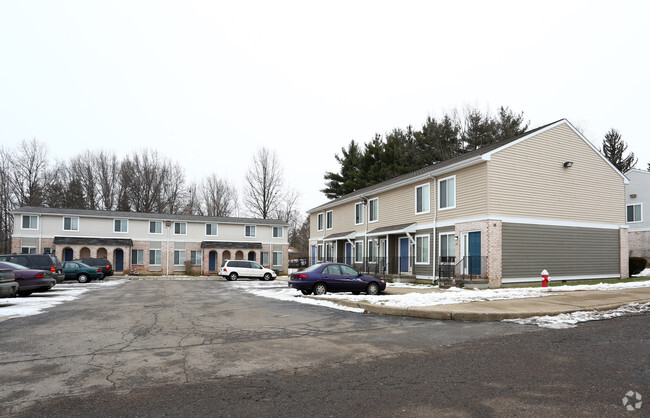 Estacionamiento Vista de los edificios - Royal Mall Apartments & Townhomes