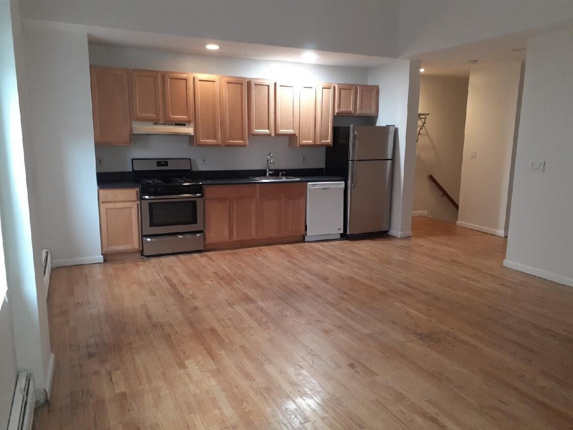 Primary Photo - 282 Grand St