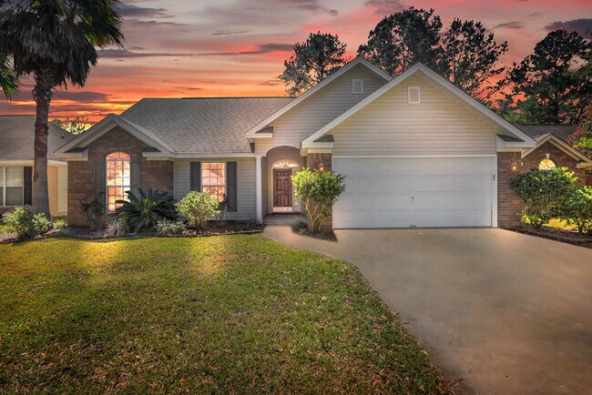 Building Photo - 3 Bed/2 Bath Home within Walking Distance ...