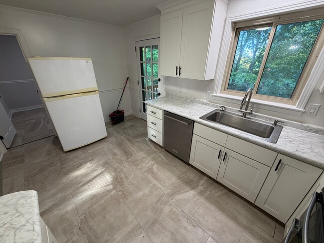 Foto del edificio - Room in House on Cox Mill Rd