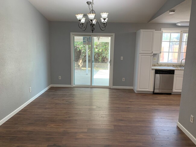 Foto del edificio - Coming soon,North Visalia home available!