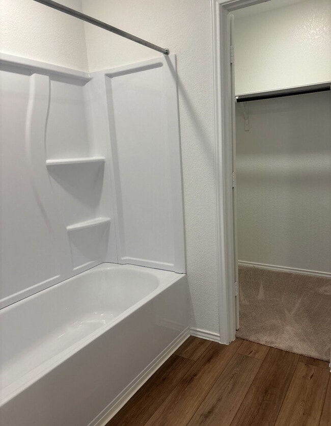Building Photo - Modern 4-Bed, 4-Bath Home in Pflugerville