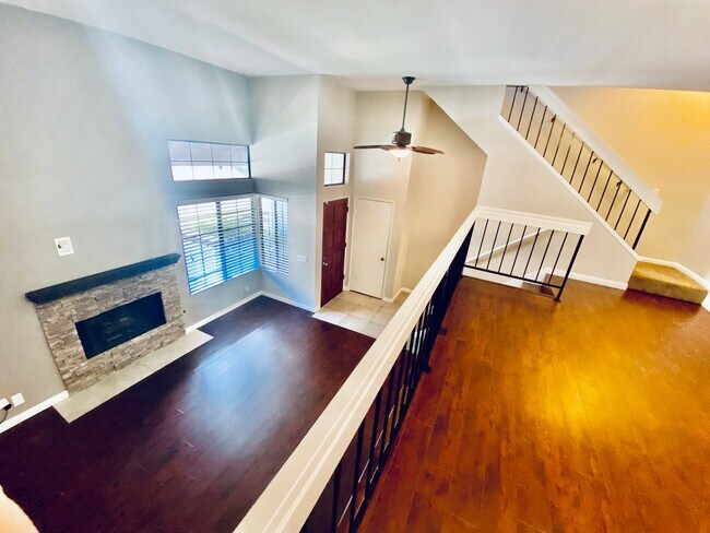 Foto del edificio - Gorgeous 3 Bedroom 3 Bathroom Townhome in Mission Trails!!