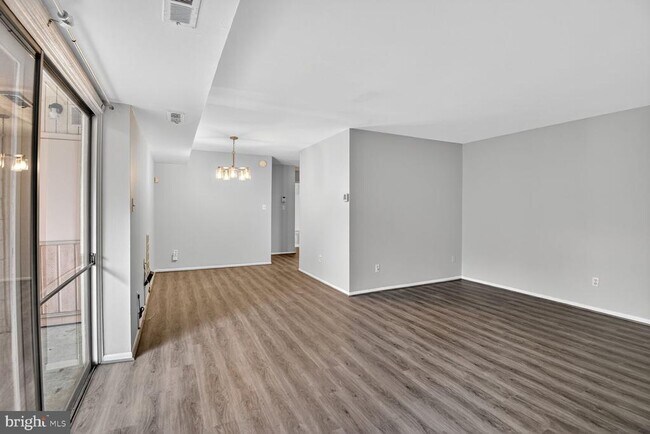 Foto del edificio - 7505 Riverdale Rd