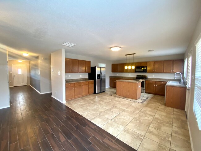 Foto del edificio - $300 OFF 1ST MONTH RENT IF YOU MOVE IN WIT...