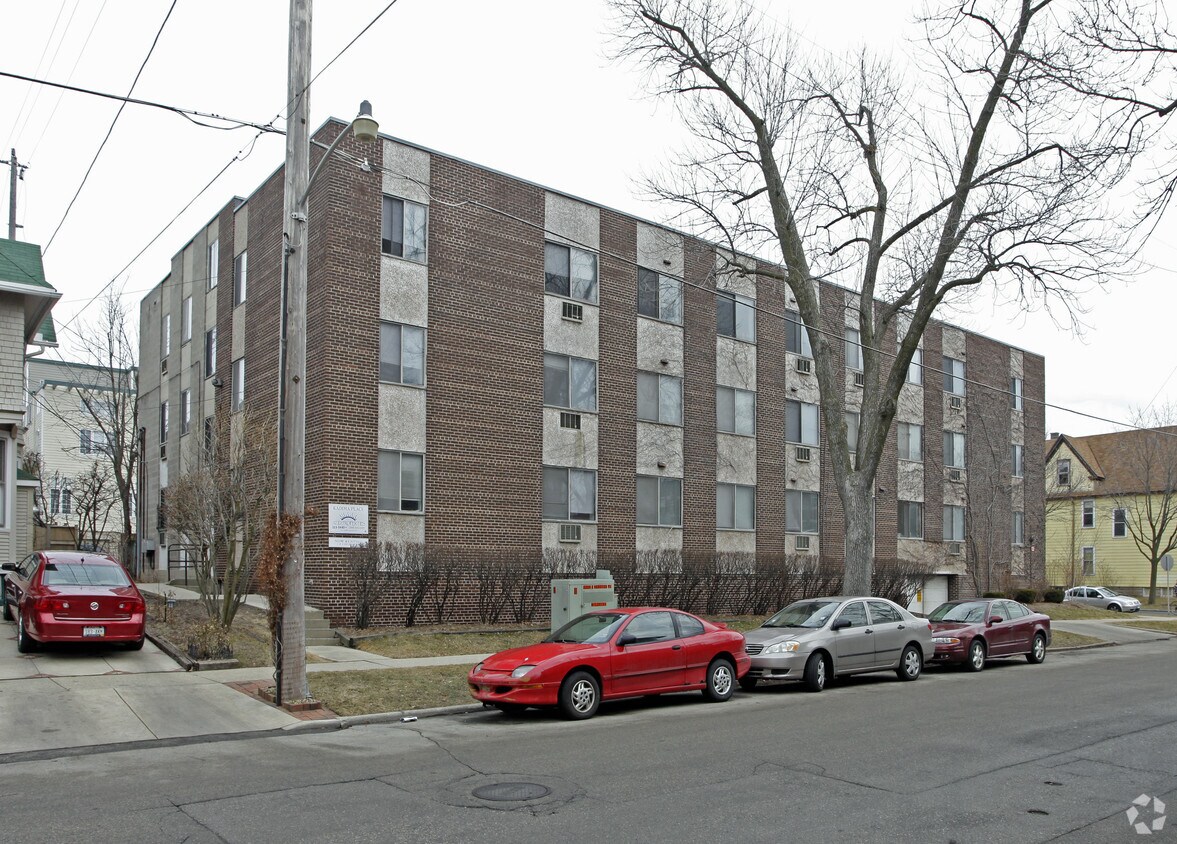 Foto del edificio - 2555 N Farwell Ave