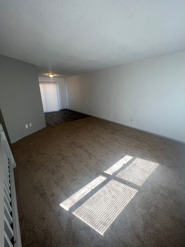 Foto del edificio - 429-431-431 Maple Grove Way
