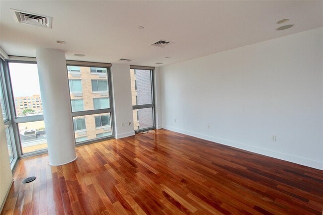 Foto del edificio - 201 Marin Blvd