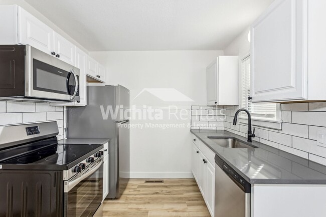 Building Photo - 3 bedroom 1 bath home - North Riverside