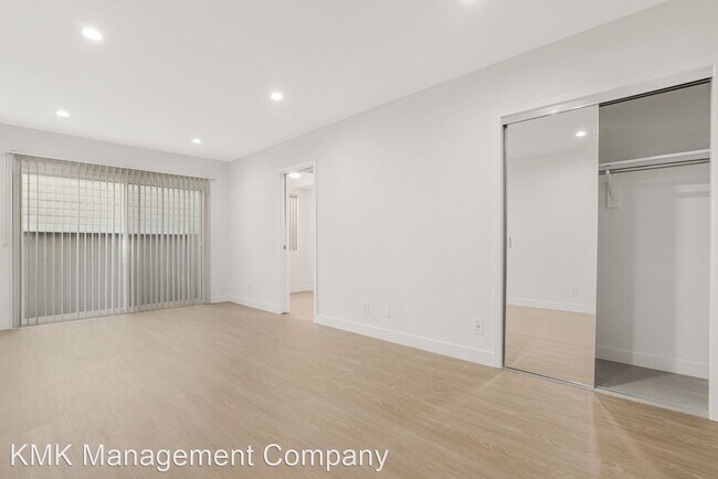 Building Photo - Studio, 1 bath Apartment - 1726 & 1730 Bar...
