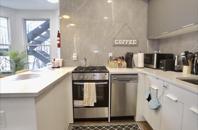 Building Photo - 33 Madison Ave