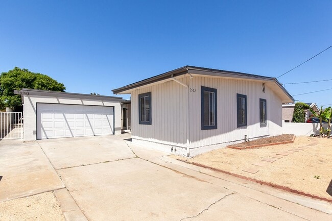 Building Photo - 4 Bedroom Home in Bay Park with Office and...